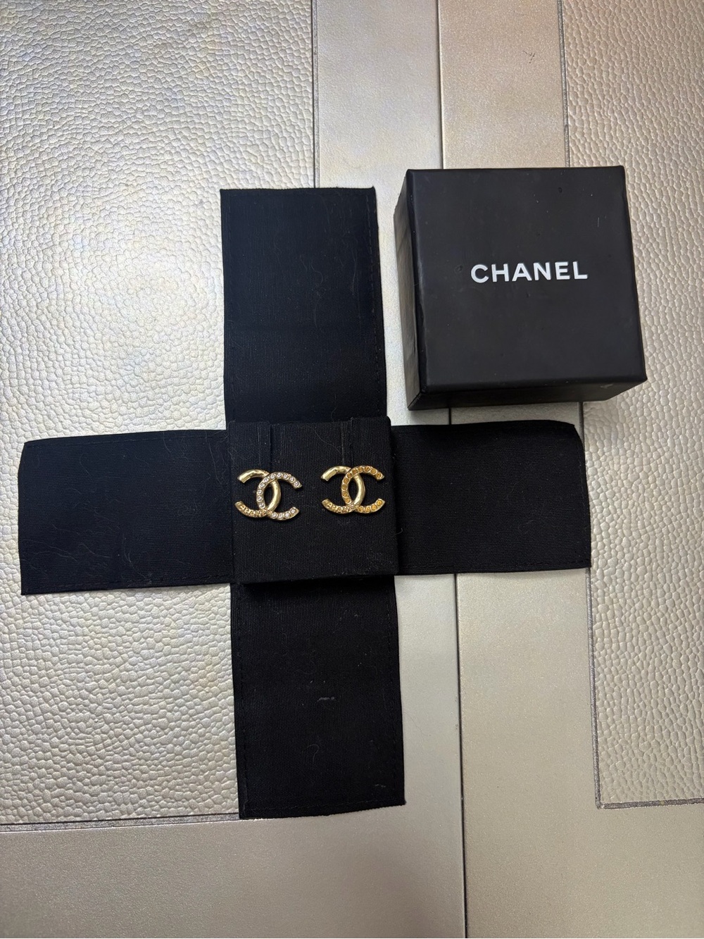 CHANEL CC CRYSTAL EARRINGS GOLD TONE AUTHENTIC W/ BOX & RECEIPT - Picture 2 of 7